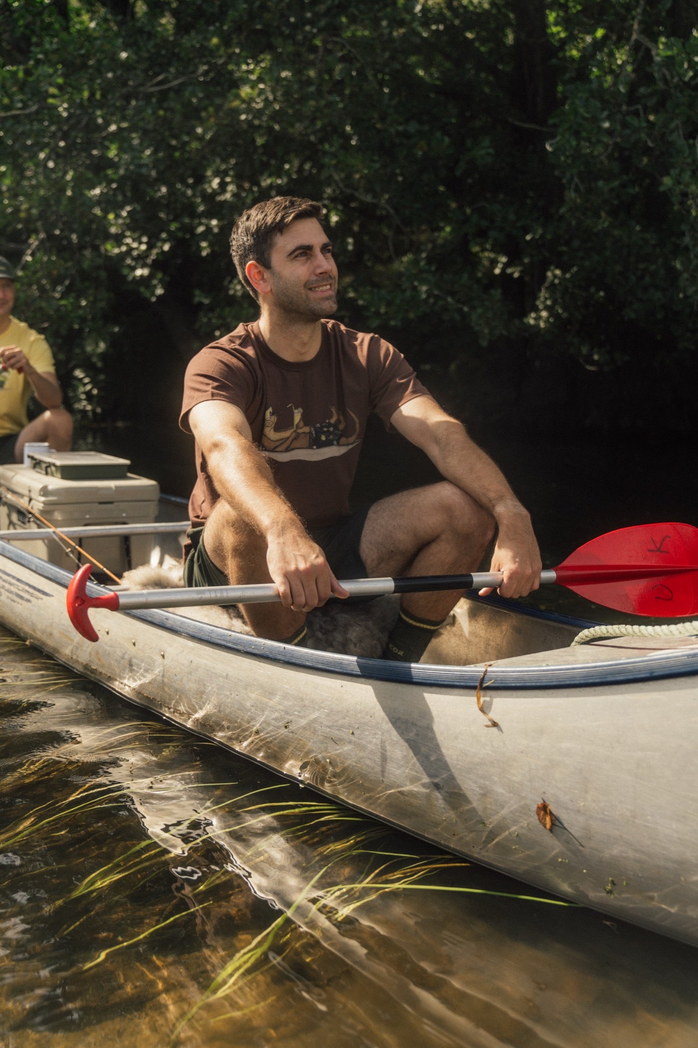 LAKOR An Otter Vacation T-shirt T-Shirt Chicory Coffee