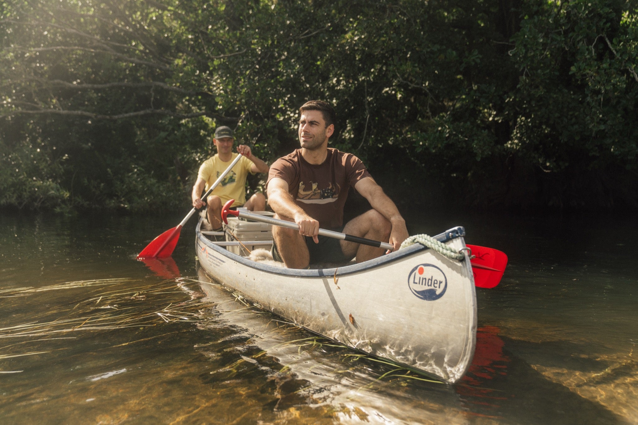 LAKOR An Otter Vacation T-shirt T-Shirt Chicory Coffee