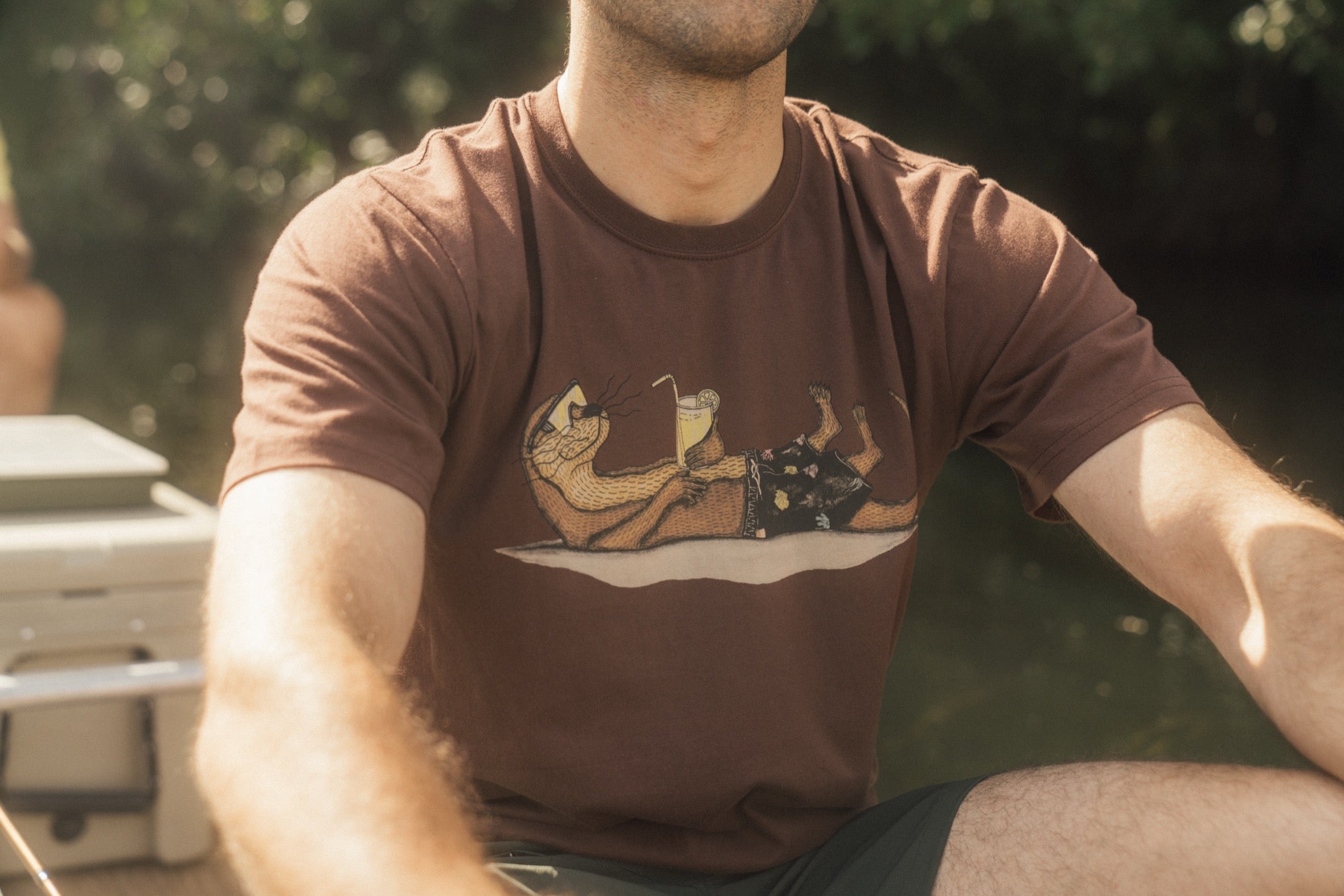 LAKOR An Otter Vacation T-shirt T-Shirt Chicory Coffee