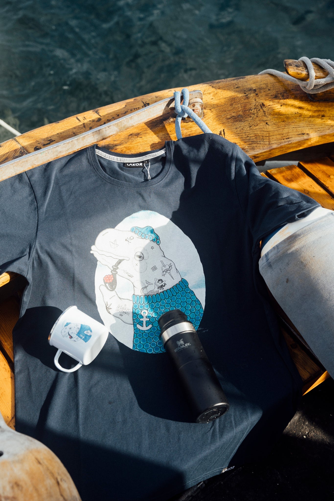 Badass Beluga T-shirt - Blueberry