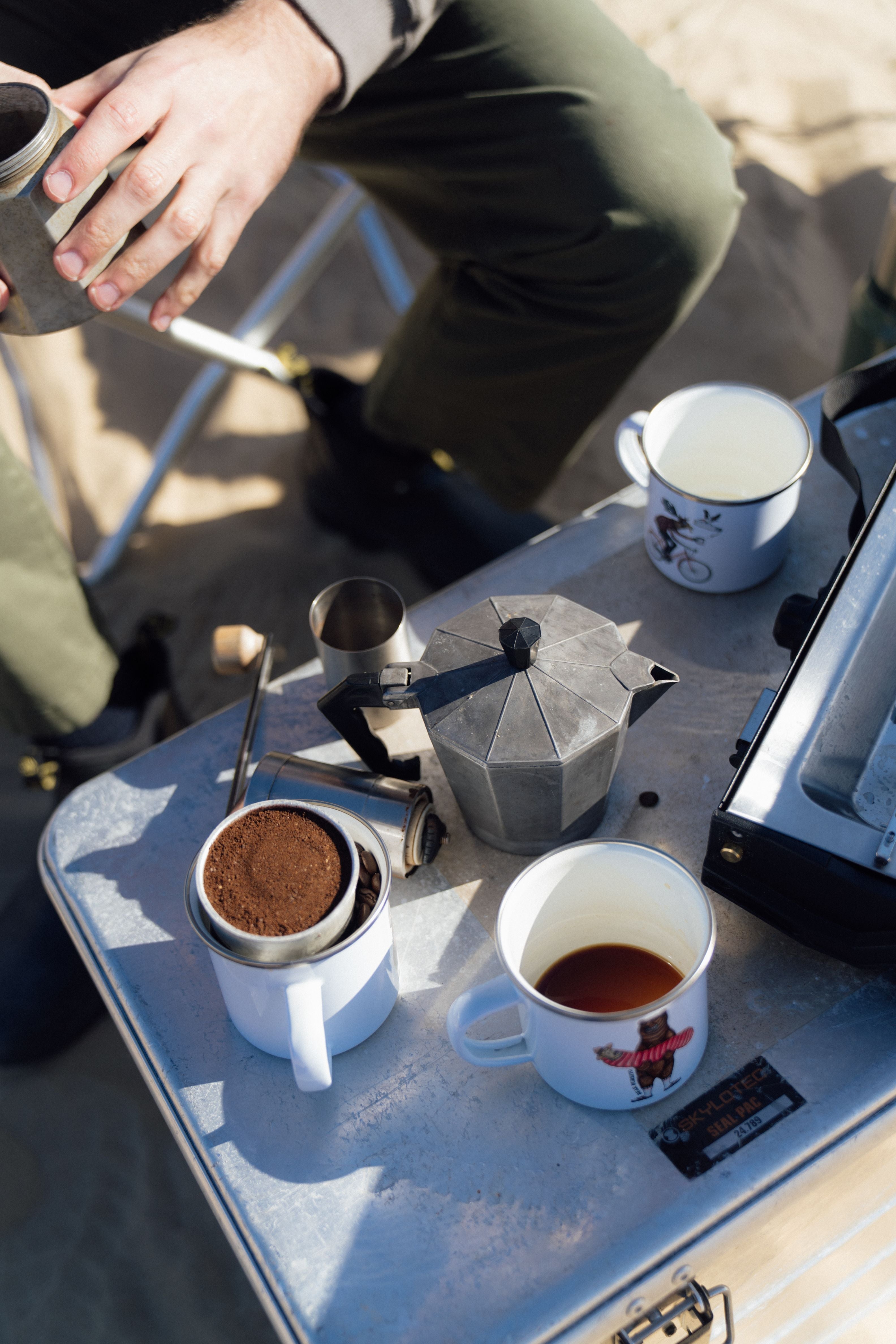 LAKOR Bear Burrito Emaljekrus Mug White