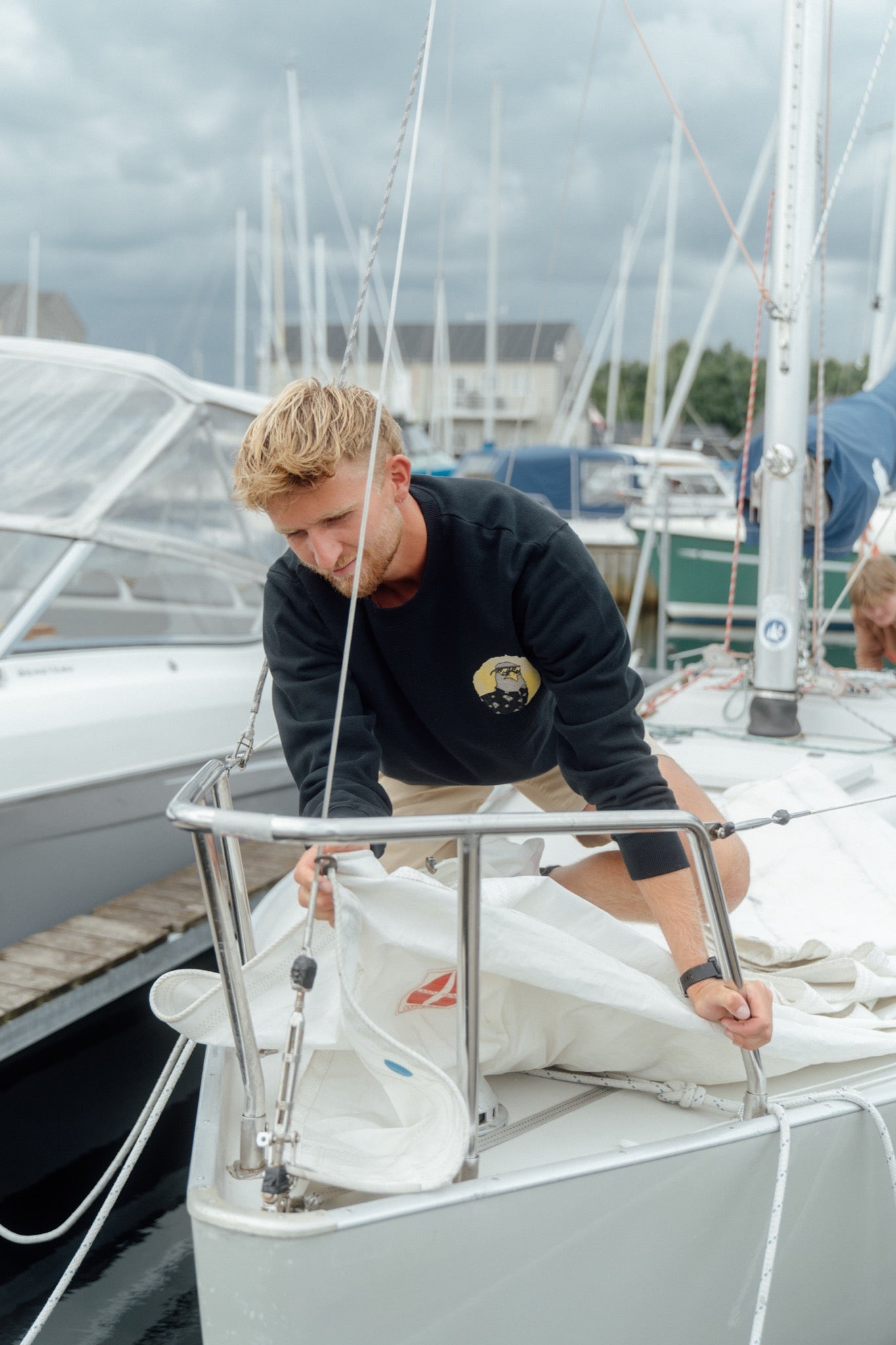 Sunshine Seagull Crewneck - Moonless Night